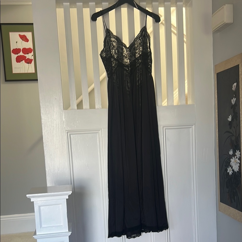 Black Lace Chemise with Plunging Neckline and Scalloped Edges Vintage Stunning